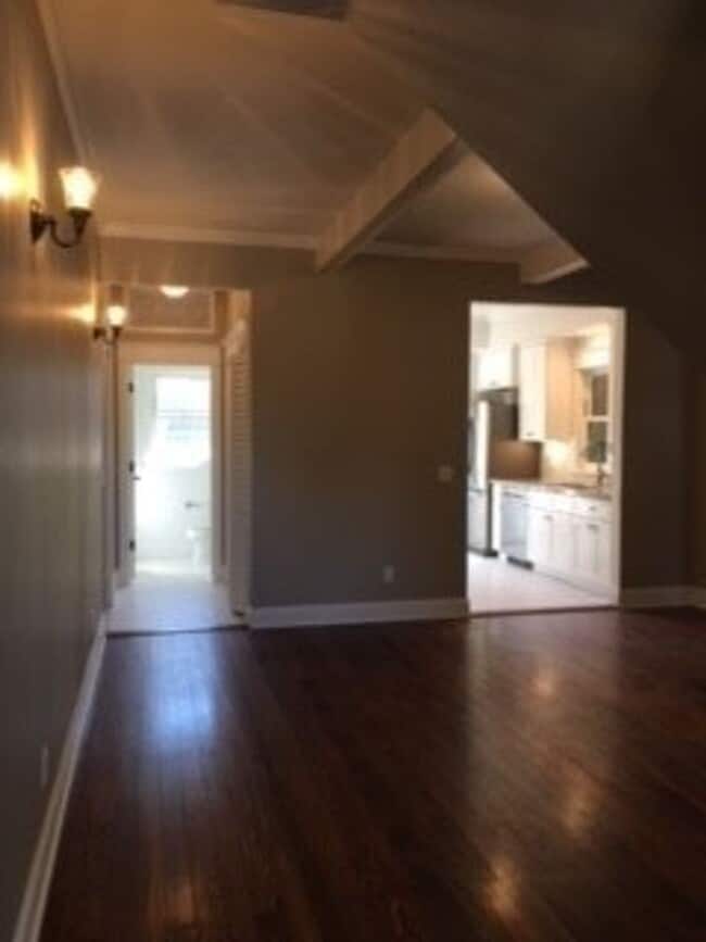 Building Photo - 1127 George St