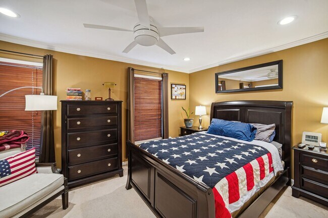 Building Photo - Wonderful 2BR/3.5BA townhouse located in B...