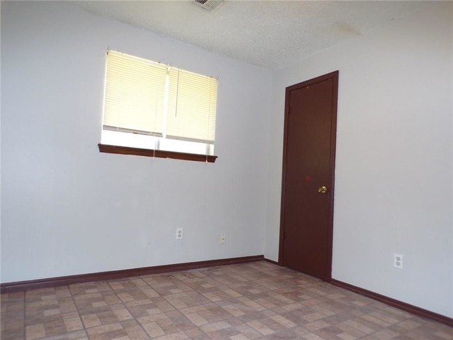 Building Photo - 3061 Overland Dr