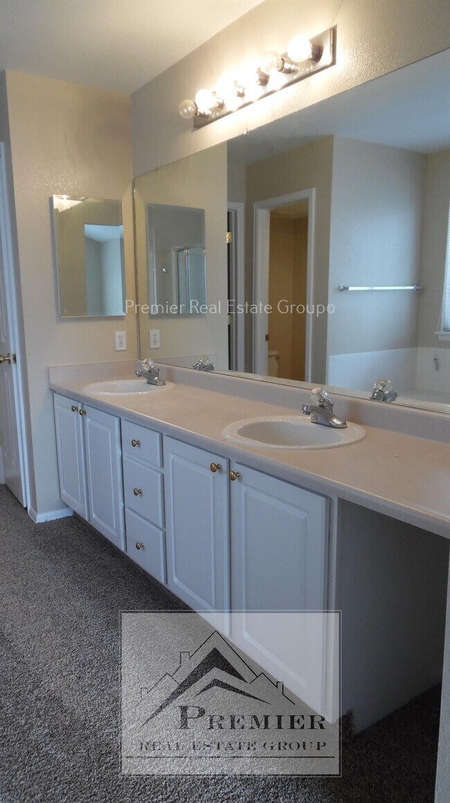 Building Photo - 5831 Instone Cir