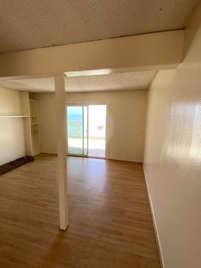 Building Photo - 6679 Del Playa Dr