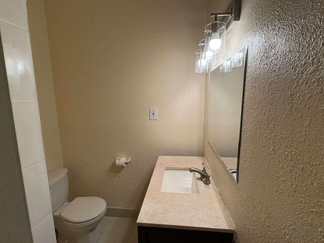 Building Photo - Charming 3 bed 1 bath 1176 Sq. Ft