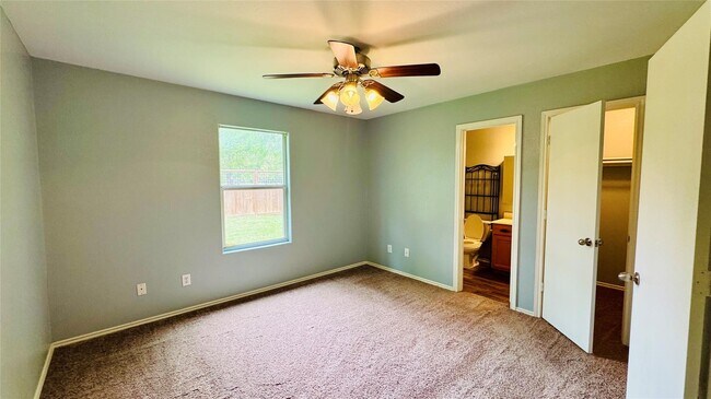 Building Photo - 4007 Hunter's Ridge Dr