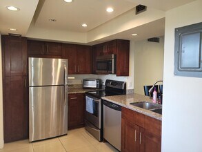 Building Photo - 3050 N Palm Aire Dr