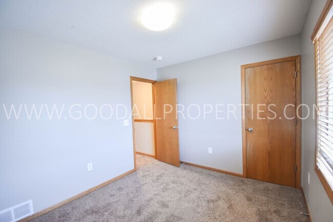 Building Photo - Great 3 Bedroom, 2.5 Bathroom Home in Ankeny