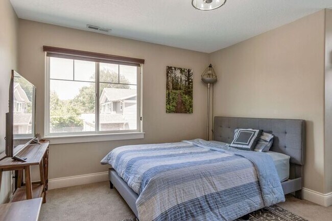 Building Photo - Upmarket Townhouse in Sought After Holladay City