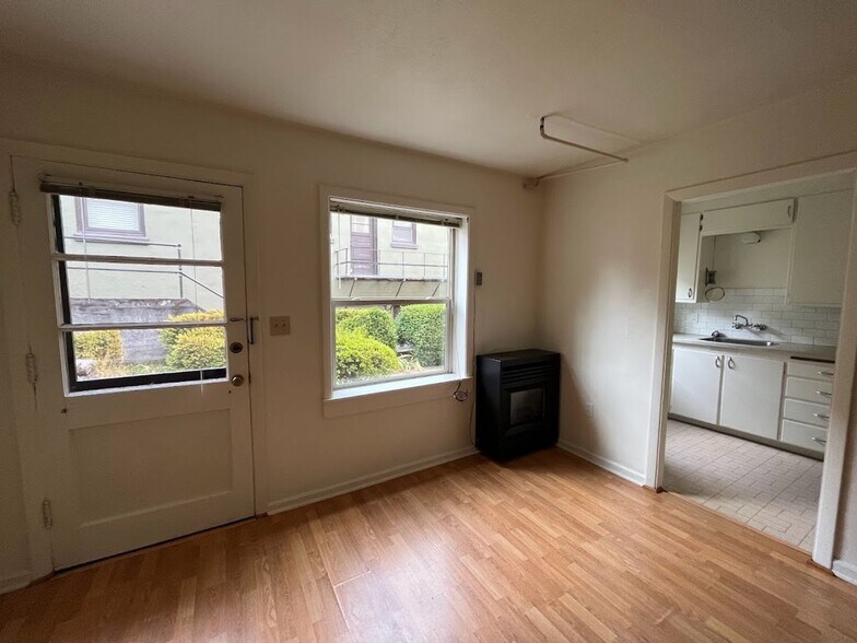 Building Photo - 5244-5308 NE Wistaria Drive