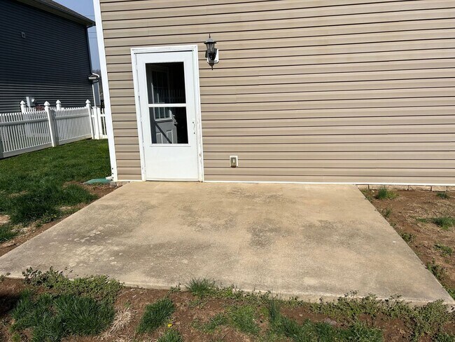 Building Photo - 3 Bedroom/2.5 Bath Home Kingsport, TN