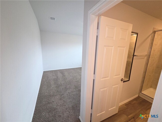 Building Photo - 1049 Velvet Ct