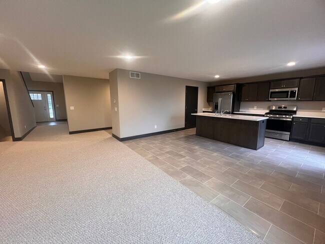 Building Photo - Four Bedroom Duplex in Caledonia!