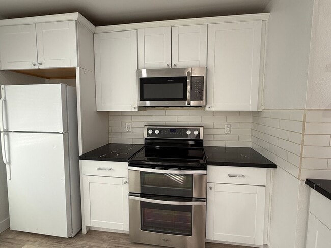 Building Photo - 1028 Bradley Square