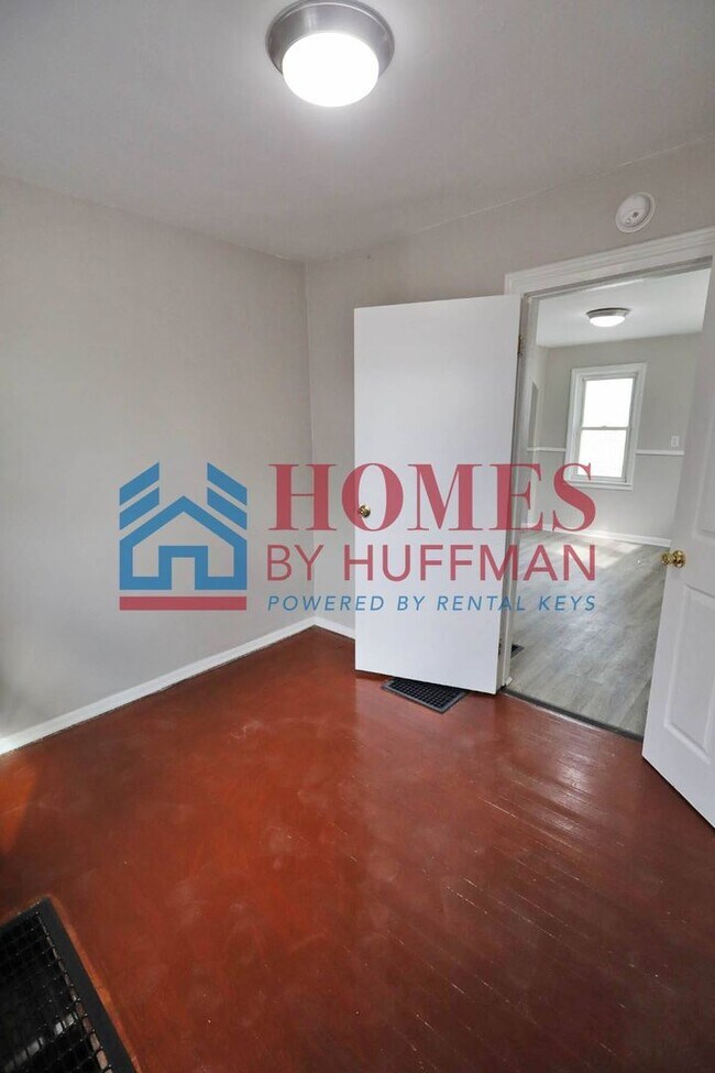 Building Photo - Two Bedroom House | Move In Ready!