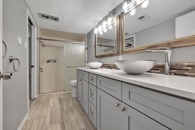 Building Photo - Beautiful home available in Castle Hills!