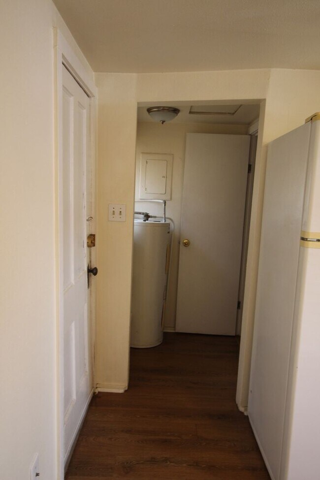 Building Photo - 831 Midland Ave