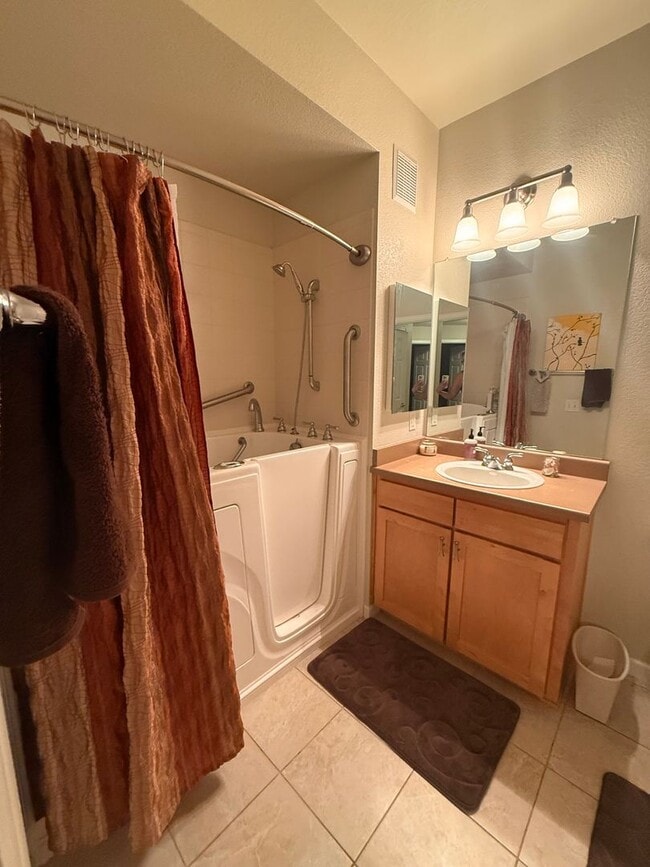 Building Photo - Beautifully Maintained 2BR Townhome in Prime Broomfield Location