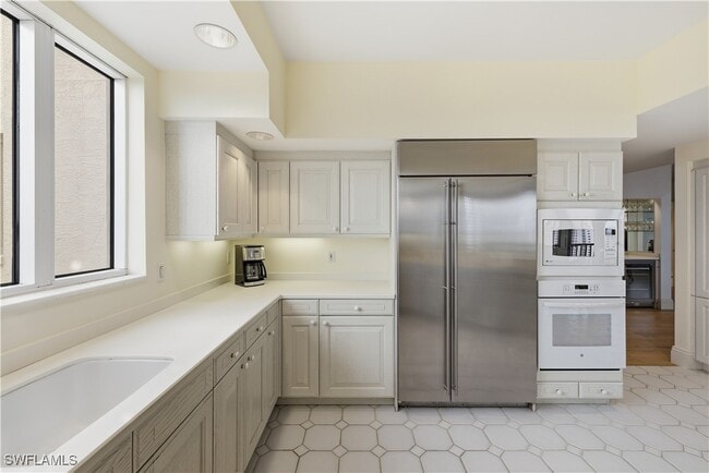 Building Photo - 8990 Bay Colony Dr