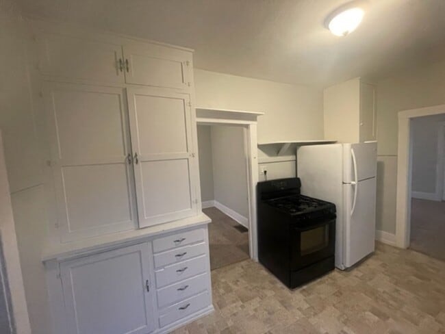 Building Photo - Adorable West Side Bungalow