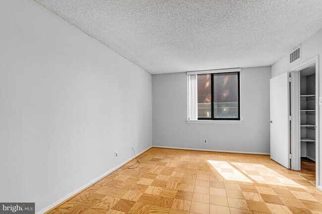 Building Photo - 3800 Fairfax Dr