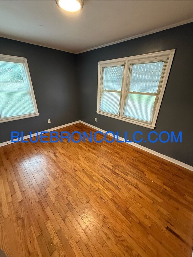 Building Photo - Beautiful 2 bedroom 1 bathroom home with 1...