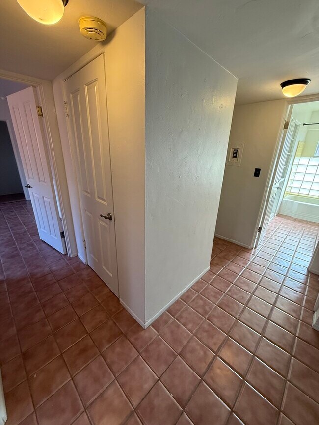 Building Photo - HOUSE FOR RENT