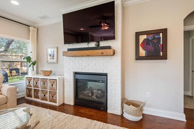Building Photo - 903 Tadpole Ave