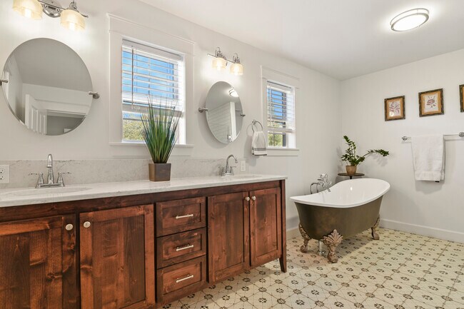 Building Photo - 1950 Mesa Park View