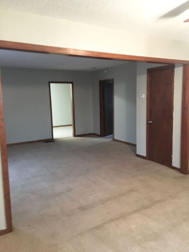 Building Photo - 3 bedroom / 1 bath house for rent - $1100-...