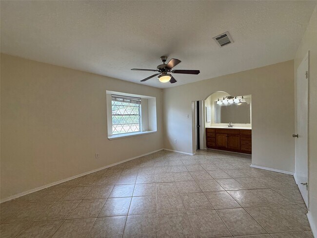 Building Photo - 10119 Leawood Blvd