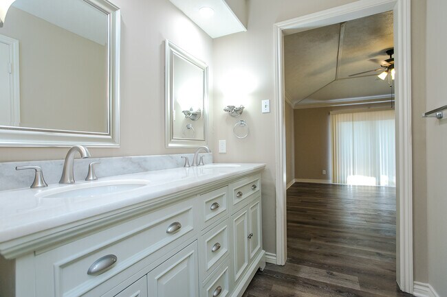 Building Photo - 10660 Pagewood Dr