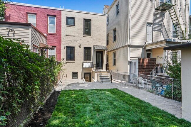 Building Photo - 41 47th St