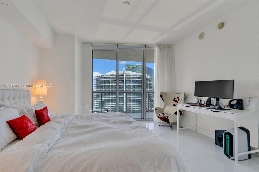 Building Photo - 465 Brickell Ave