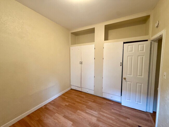 Building Photo - Gorgeous 4 Bed / 2 Bath Home on 6th Street!