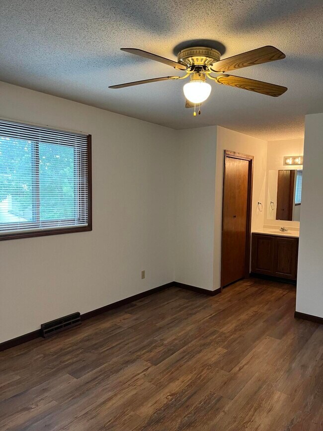 Building Photo - 447 Foxfire Dr