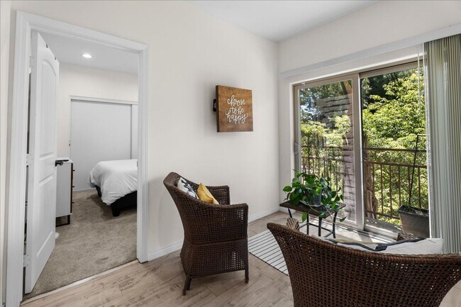 Building Photo - Spacious Tri-Level Townhome in Valley Village
