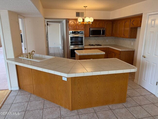 Building Photo - 320 Ave Mirador
