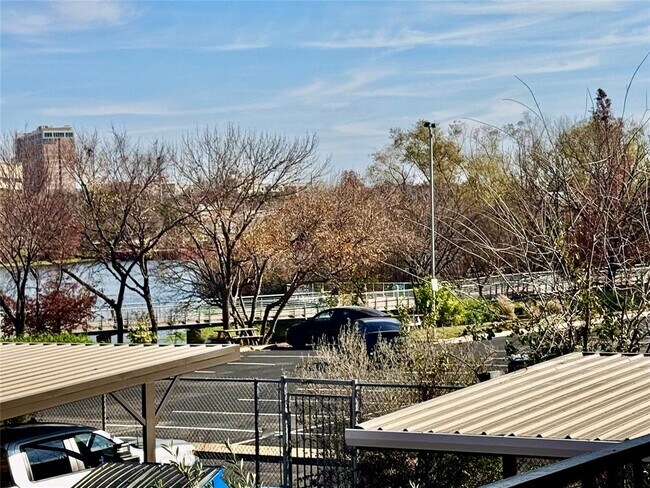 Building Photo - 500 E Riverside Dr