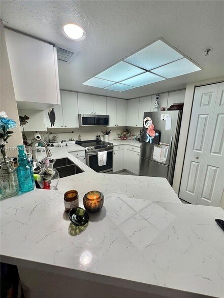 Building Photo - 2039 SE 10th Ave