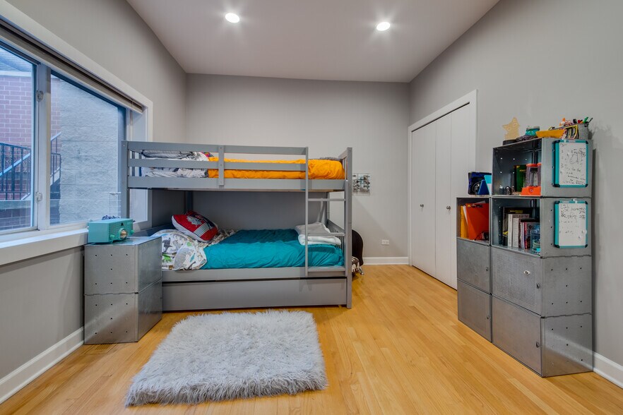 Building Photo - 2029 W Saint Paul Ave