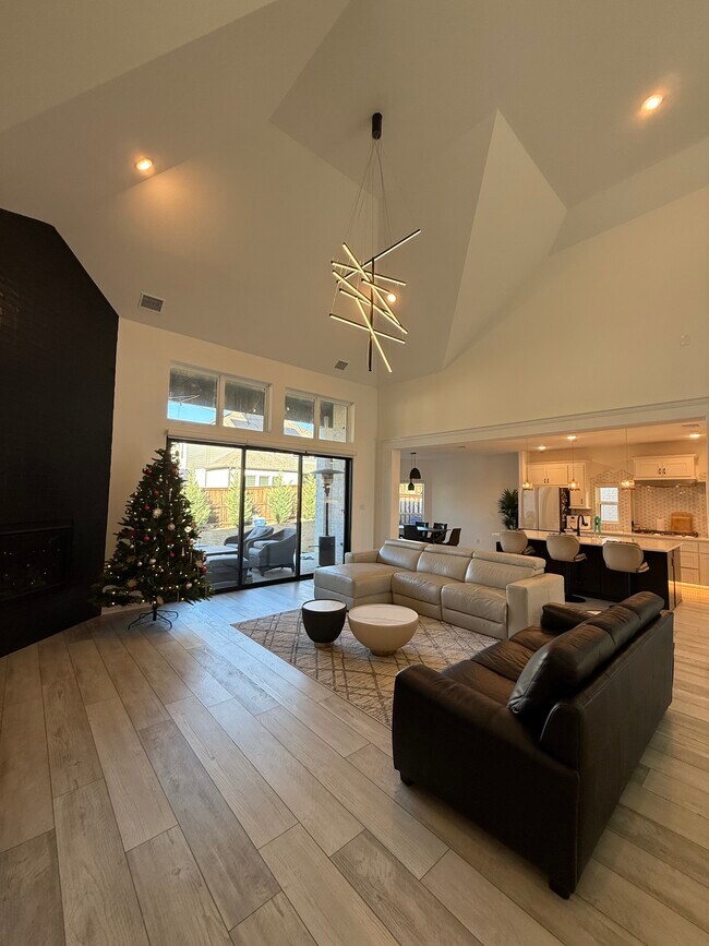 Building Photo - 2832 Fountain Park Dr