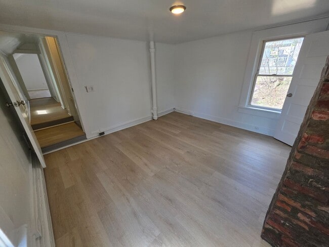 Building Photo - Beautiful Waterside 3 bedroom Single-Family Home - Catskill, NY