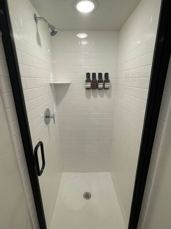 Building Photo - Freshly Updated Townhome with Walk-In Clos...