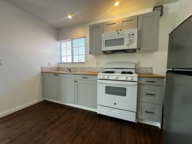 Primary Photo - Move-In Special - Charming studio in San M...