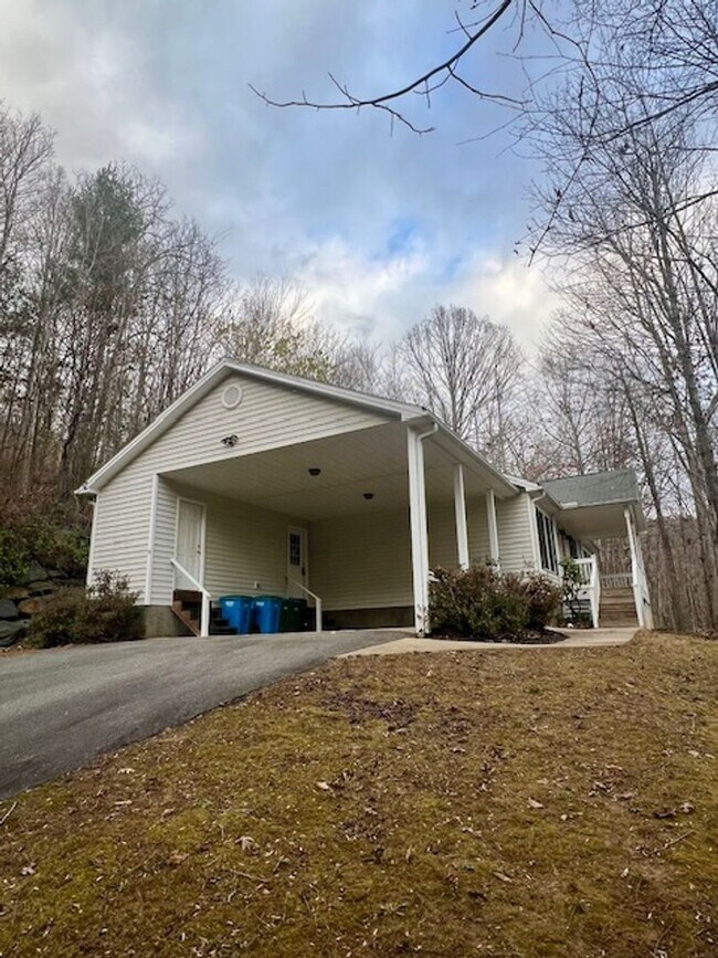 Building Photo - Swannanoa Rental! 6 or 12 month lease options!