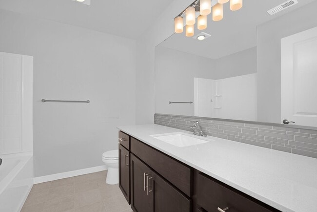 Building Photo - Bothell 3 Bedroom Townhouse HUGE Garage an...