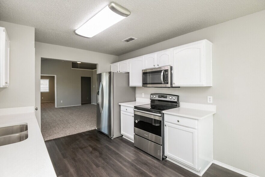 Building Photo - 1121 Sandalwood Dr