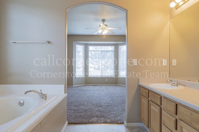 Building Photo - 3305 Hollycrest Dr
