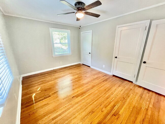 Building Photo - Beautiful 3 Bed 1 Bath Home Located near target shopping center off of Battleground in desirable ...