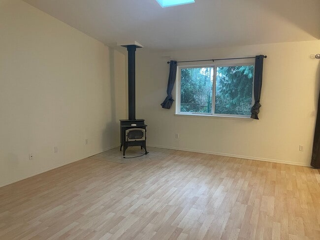 Building Photo - Spacious Clinton Home with New Upgrades!