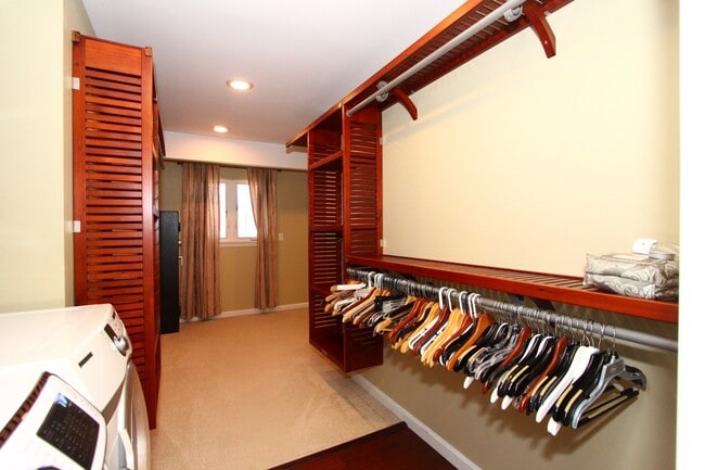 Building Photo - Large 4 bedroom, 3 bath, 4+ parking, gated single family house in Kalihi