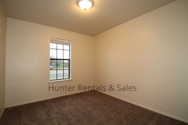 Building Photo - 4604 Fieldcrest Dr